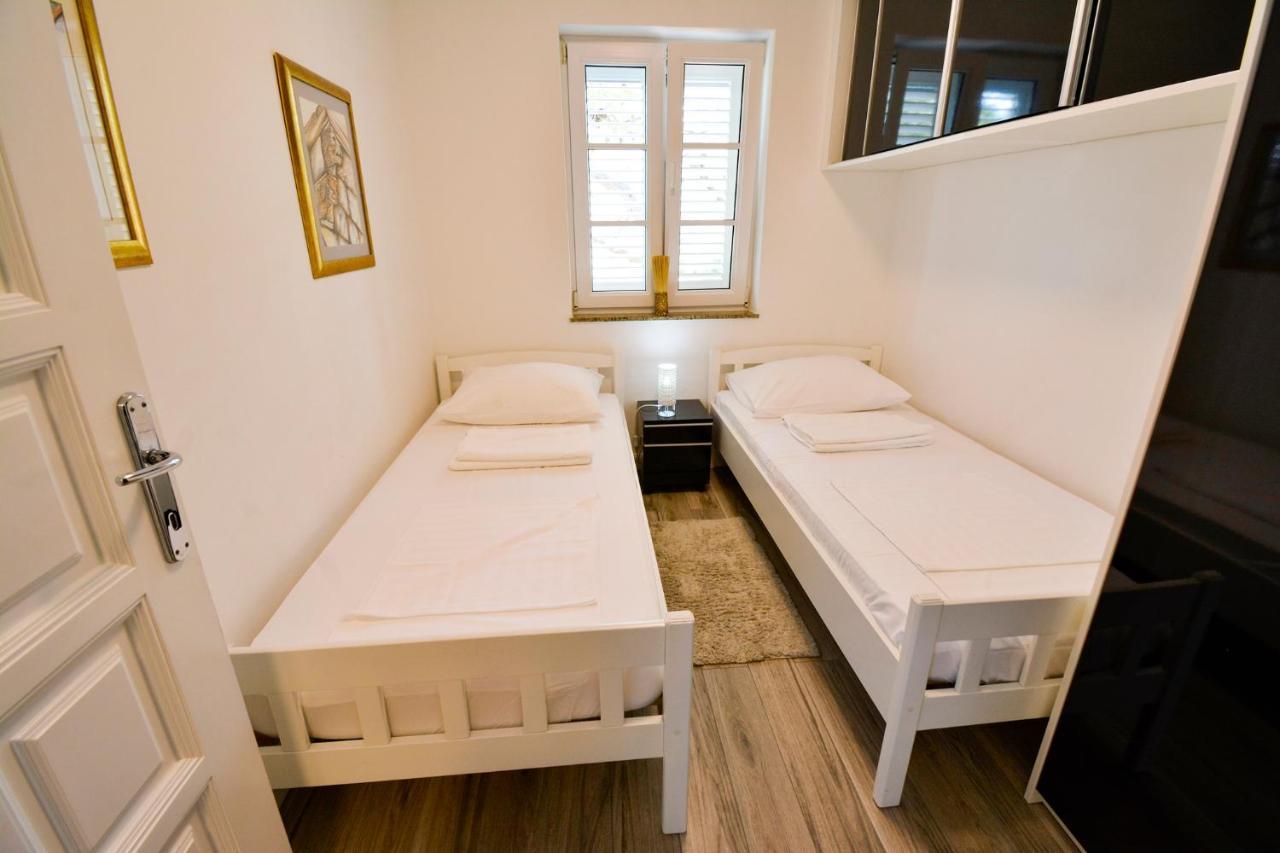 Apartment 10 In Villa Petrac Banjol 외부 사진